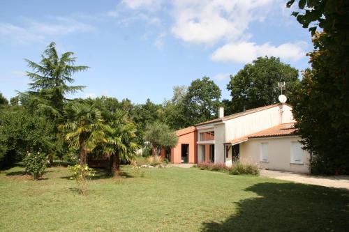 an exterior view of a house with a yard at Villa-des-eaux Claires in Puymoyen