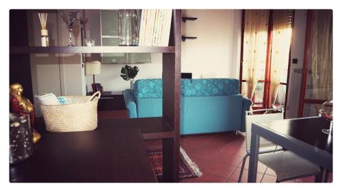 a living room with a blue couch and a table at Gori 11 in Sarzana
