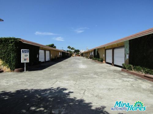 un aparcamiento vacío entre dos edificios con garajes en Autohotel Miraflores, en Boca del Río