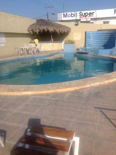 a swimming pool in the middle of a resort at Autohotel Miraflores in Boca del Río