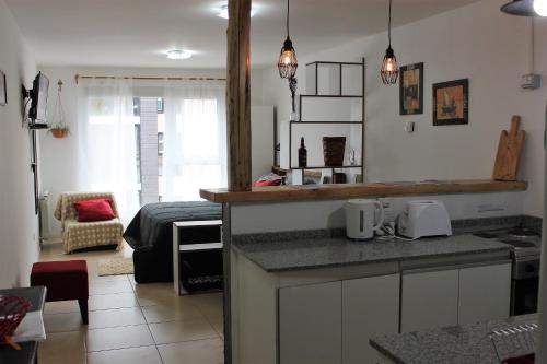 cocina y sala de estar con 1 cama en una habitación en El Escaramujo en San Carlos de Bariloche