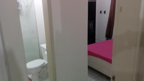 Baño pequeño con aseo y lavamanos en Apartamento em Natal/RN, en Natal