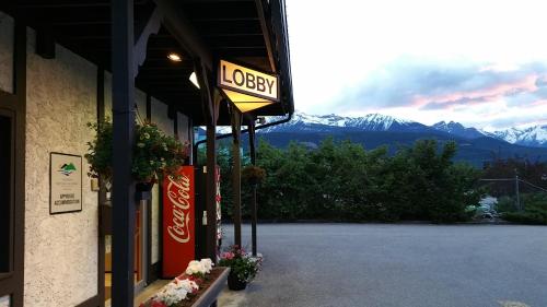 Foto dalla galleria di Yellowhead Motel a Valemount