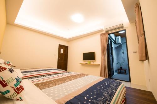 a bedroom with a bed and a window at Travel Friends in Huxi