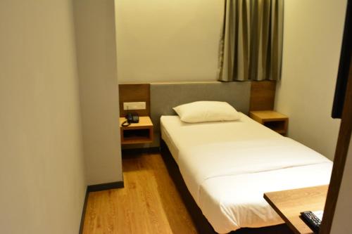 梳邦再也的住宿－閣酒店，小房间设有两张床和两张桌子