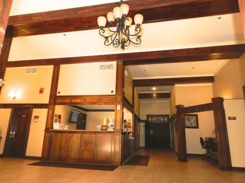 a lobby with a chandelier in a building at Best Western Park Hotel in Warren
