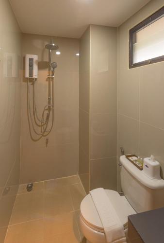 a bathroom with a toilet and a shower at Lampang Vintage in Lampang