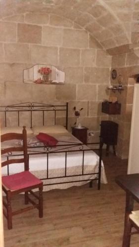 マーリエにあるL'antica Corteのベッドルーム1室(ベッド1台、椅子、テーブル付)