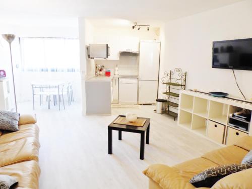 un salon avec un canapé et une table basse dans l'établissement CANNES plage 2mn/45m2/vue mer/inernet/clim/parking privé, à Cannes