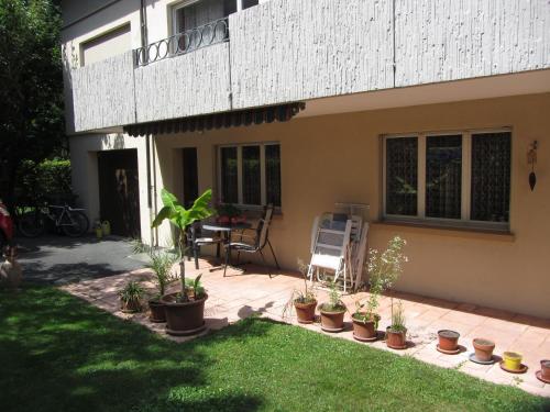 a patio with plants and a table and a balcony at Ferienwohnung Frei in Bad Ragaz