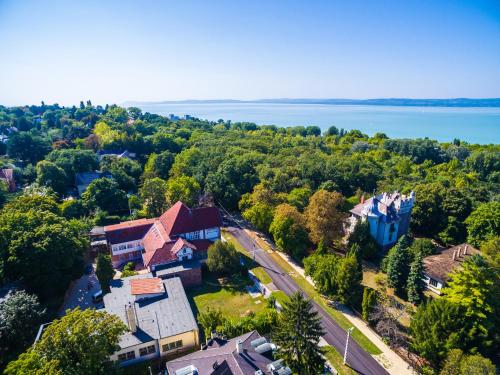 an aerial view of a house in a town with a lake at Kiss Villa in Balatonföldvár