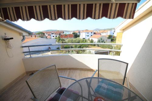 a balcony with a table and chairs on a balcony at Apartment Ana in Vodice
