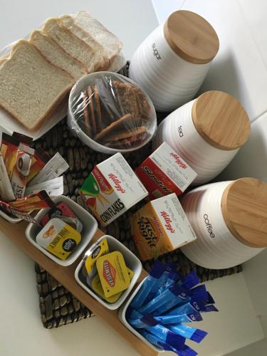 een tafel met een dienblad gevuld met verschillende soorten eten bij Two Cow Cottage Bed & Breakfast in Keith