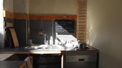 La Maison Rouge - Backpacker Hostel tesisinde mutfak veya mini mutfak