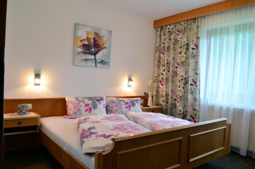 - une chambre avec un lit et une fenêtre dans l'établissement Landhaus Schmitte, à Biberwier