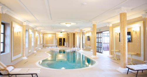 a jacuzzi tub in a hotel room at Forgách Kastély in Mándok