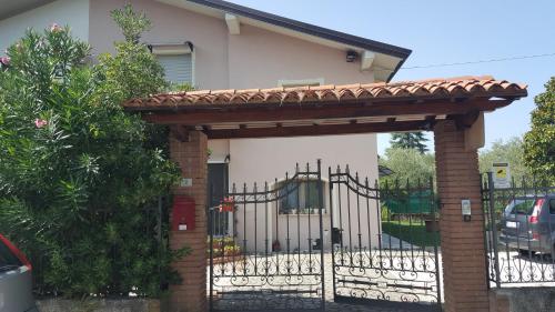 a gate in front of a house with a fence at Villa La Baia a pochi passi dal lago in San Felice del Benaco