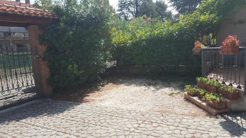 a garden with a fence and some plants at Villa La Baia a pochi passi dal lago in San Felice del Benaco