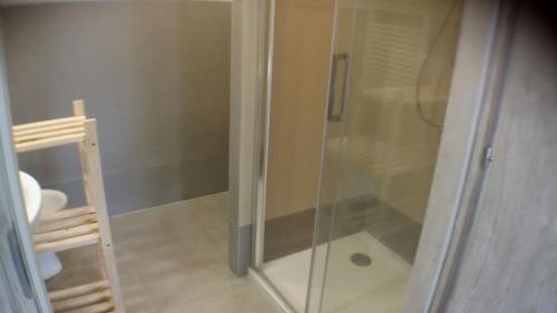 モリアーノ・ヴェーネトにあるCasa Martiniのバスルーム(ガラスドア付きのシャワー付)