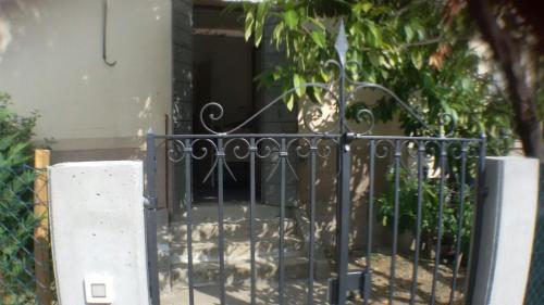 an iron gate in front of a house with a tree at Casa Martini in Mogliano Veneto