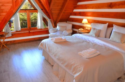 Una cama o camas en una habitación de Casa del Lago Villa La Angostura