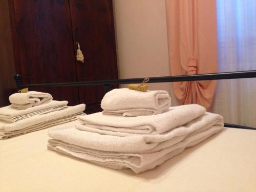 un montón de toallas sentadas en un mostrador en un baño en Bed and Breakfast Il Cappero en Rapolano Terme