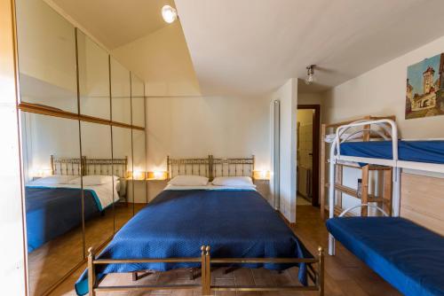 een slaapkamer met 2 stapelbedden en een spiegel bij Bed & Breakfast Hotel California in Terracina