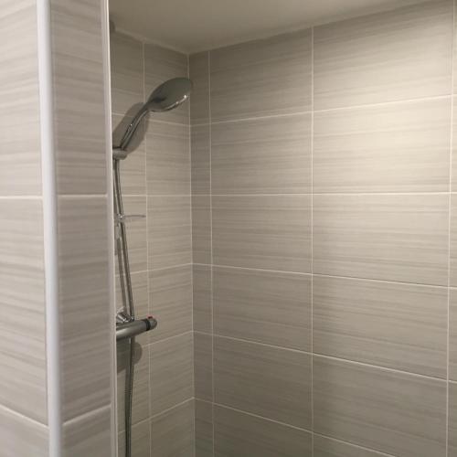 La salle de bains est pourvue d'une cabine de douche avec un pommeau de douche. dans l'établissement Sainte Maxime 3 pièces, à Sainte-Maxime