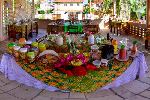stół z jedzeniem w obiekcie Hotel Pousada Porto do Colibri w mieście Porto de Galinhas
