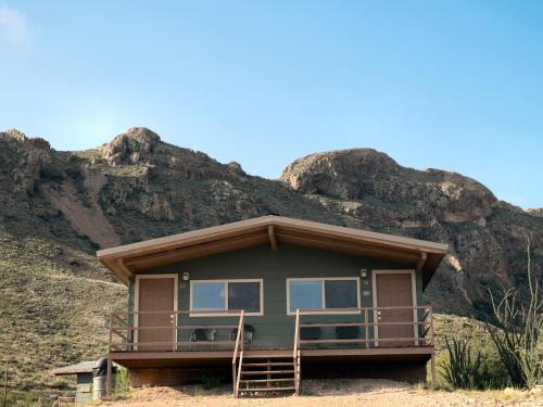 ターリングアにあるTerlingua Ranch Lodgeの山を背景にした家