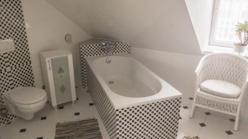 baño blanco con bañera y aseo en Private Apartment & Hannover City Altstadt, en Hannover