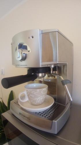 una cafetera con una taza en una encimera en Apartments Nina, en Bled