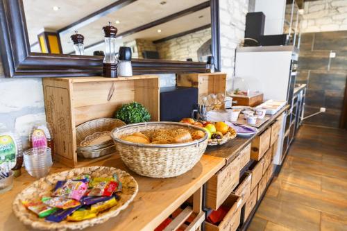a counter with baskets of food on a table at Hotel Rheingold in Gernsheim