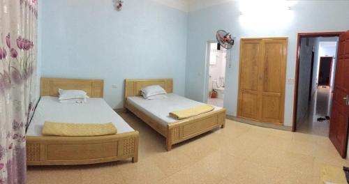 Giường trong phòng chung tại Tuân Thuỷ hotel đảo Quan Lạn