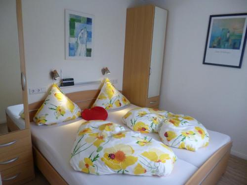 Un dormitorio con una cama con flores. en Ferienwohnung Hitzegrad, en Winterberg