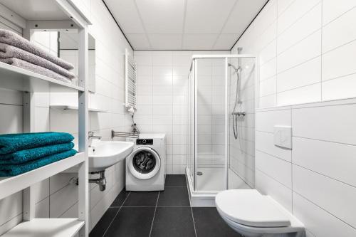 a bathroom with a toilet sink and a washing machine at Vakantieappartementen centrum Oudewater in Oudewater