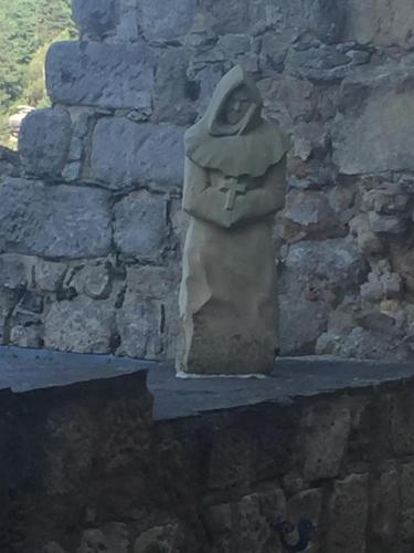 a statue on the side of a stone wall at Hotel BB Bahnhof Bertsdorf in Olbersdorf