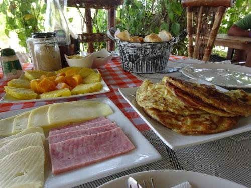 ein Tisch mit zwei Tellern Frühstücksprodukt drauf in der Unterkunft Corales Punta Rusia in Punta Rucia