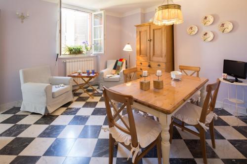 a living room with a dining room table and chairs at Villa I Poggioli in Bocca di Magra