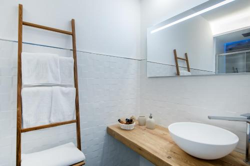 bagno con lavandino bianco e specchio di Casa Cristina ad Anacapri