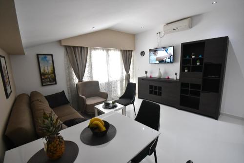 ヘルツェグ・ノヴィにあるApartment Aquaのリビングルーム(白いテーブル、テレビ付)