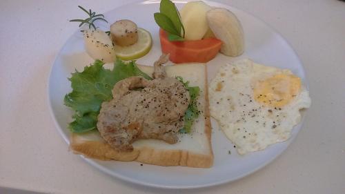 un plato de comida con huevos y pan y verduras en CountrySide B&B, en Zhuangwei