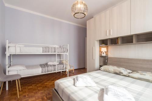Posteľ alebo postele v izbe v ubytovaní Bilocale centro Biella