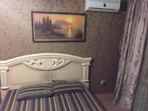 クルィヴィーイ・リーフにあるApartment on Ukrainskayaのベッドルーム1室(壁に絵画が描かれたベッド1台付)