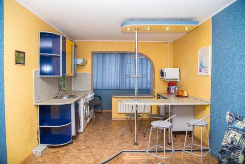 ユジノ・サハリンスクにあるДвухкомнатная квартираのキッチン(テーブル、椅子付)