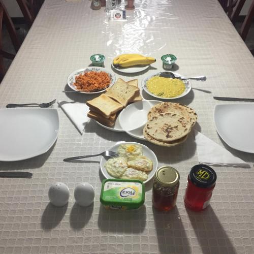 Una mesa con un montón de comida encima en Perera Homestay, en Nuwara Eliya
