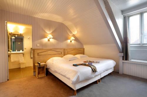 Tempat tidur dalam kamar di Hôtel Le Roncevaux