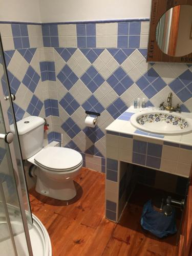 a bathroom with a toilet and a sink at Hotel Rural LaEncomienda in Villarramiel