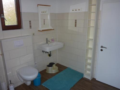 a small bathroom with a sink and a toilet at Ferienhaus Bohlen in Emden