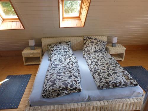 Bett in einem Zimmer mit zwei Kissen darauf in der Unterkunft Ferienhaus Bohlen in Emden